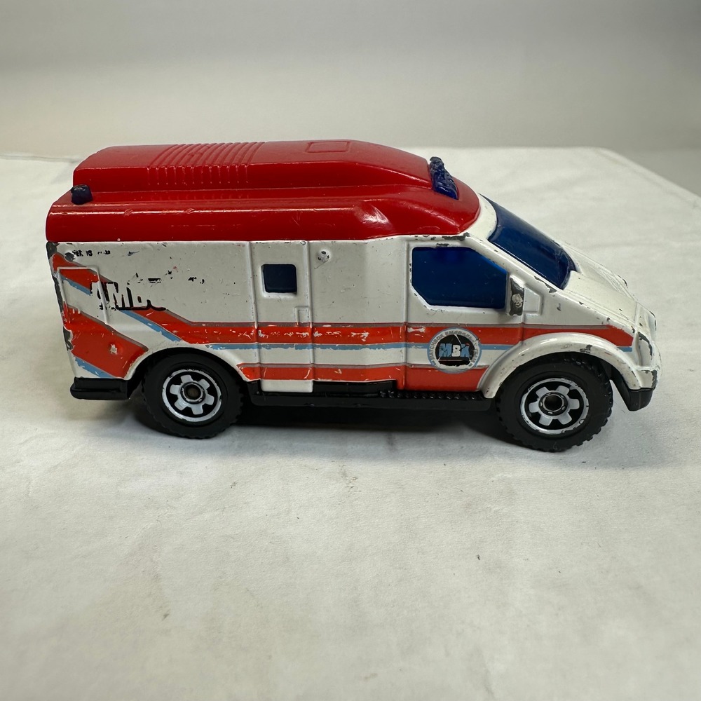 Matchbox Metro Ambulance F11 Diecast‎ Toy Vehicle 2003 White Red